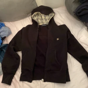 Burberry zip hoodie - En bra och snygg burberry zip hoodie.  Strl S.