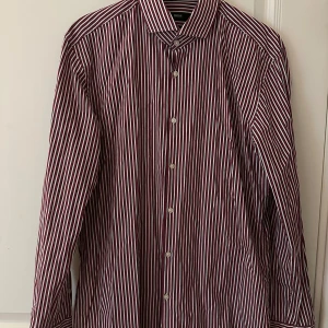 Randig skjorta  - Använd en gång, perfekt till jul, slim fit, storlek 42/16.5 