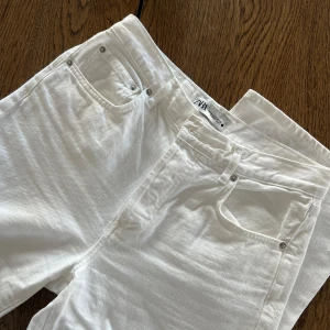 Jeans - Super fina vita jeans från zara, använda ett par gånger men super fina! 