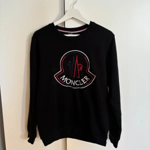 Moncler tröja  - En jätte snygg Moncler tröja Storlek M