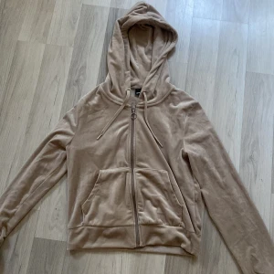 Huvatröja  - Superfin juicy tröja som aldrig används tidigare. Dem är mjuk och väldigt len och sitter superbra! Sann till storleken 