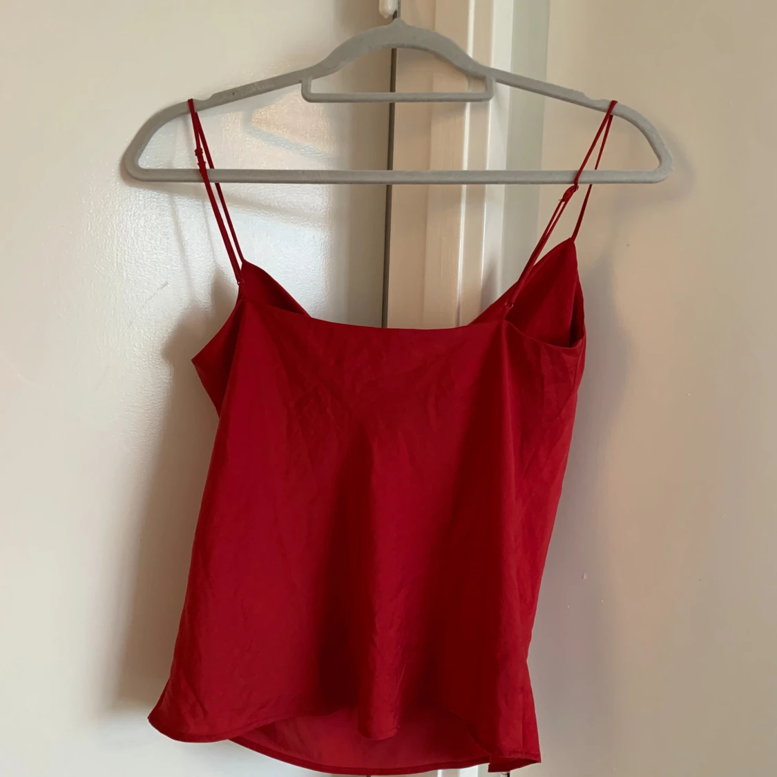 Röd draperad topp - 90