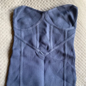 Korsett top Zara - Jättefin korsett top från Zara i storlek xs, ettt litet hål som man ser på bilden annars i jättefint skick. 