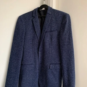 Mörkblå kavaj - Har använt oversize som tjej, som jacka, men är egentligen herr  Storlek 52 (ca herr L) Skriv gärna vid frågor