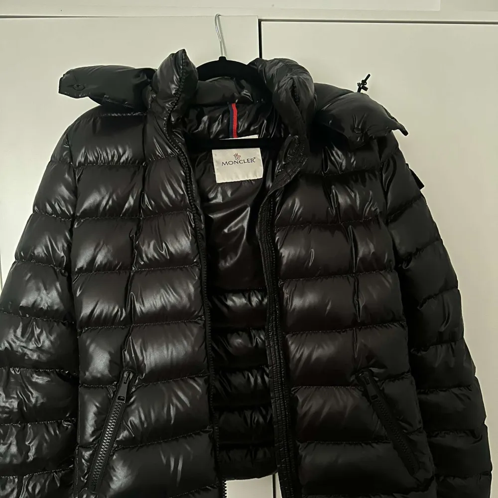 Säljer min moncler bady, storlek 0, motsvarande xs. . Jackor.