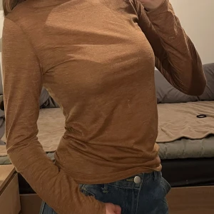 Brun turtle neck tröja - Lite stretch. Använd fåtal gånger. 