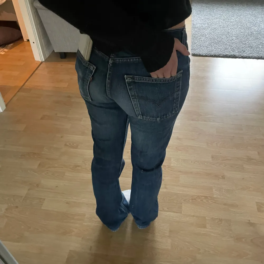 Levis Jeans. Utsvängda/raka. W30 L34 men känns som S. Låg/medelhög midja.. Jeans & Byxor.