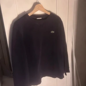 Lacoste sweatshirt - En lacoste tröja som är några år gammal men i gott skick, inge fläckar eller hål! 