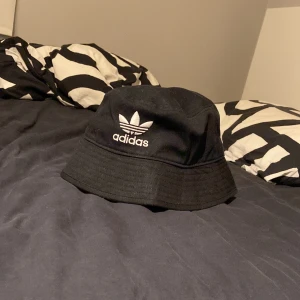 Adidas hatt/mössa - Säljer en adidas hatt/mössa, skicket är 9/10 och har använts sparsamt, storleken är: alla.