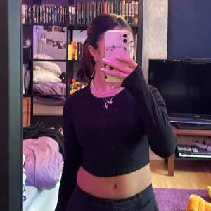 Långärmad tröja - Svart långärmad tröja som är lite croppad. Använd fåtal gånger. 💞