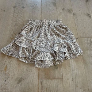 Kjol/shorts - Vit blommig kjol med shorts