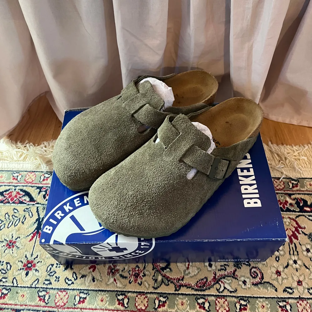 Säljer mina älskade Boston Birkenstock sandaler i grön suede leather då dom är alldeles för stora för mig💞💞💞Det finns absolut tecken på användning men är fortfarande i princip i nyskick då dom endast är använda ett fåtal gånger . Skor.