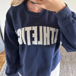 Sweatshirt  - Blå sweatshirt från Gina Tricot i storlek s en liten fläck på sig 