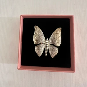 Silver fjärilring  - Säljer denna coola fjärilringen som inte kommer till användning 💗 använd använd några gånger men är fortfarande som ny!!