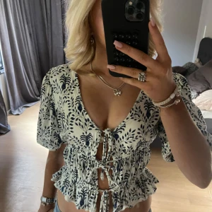 Vit och blå blus från vero Moda 💙 - En fin blus från vero Moda, knappt andvänd. Köpte för cirka 4 månader sedan, säljer eftersom att den inte andvänds.