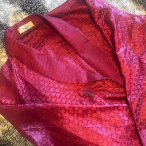 Morgonrock vinröd - Säljer en superfin röd glansig Morgonrock med ett coolt geometriskt mönster. Kommer med matchande shorts