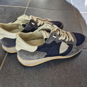 Phillipe model skor - Tja, säljer mina feta phillipe model trainers i fint skick. Inget og. Strl 44 men passar 45. Har du frågor eller funderingar hör av dig! 