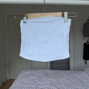 Tubtoppar - Små tubtoppar från Stradivarius. Som är i storlek xs. Dom har använts en gång så i ett väldigt bra skick. Paket pris!