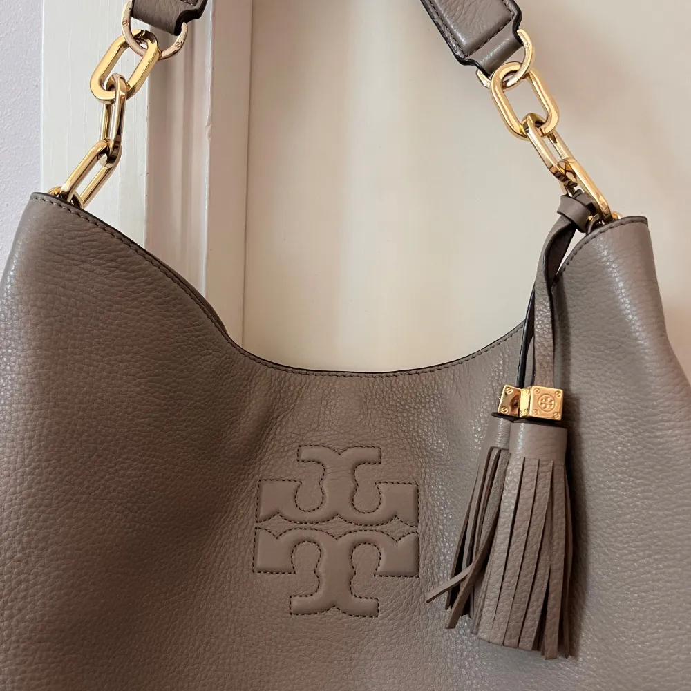 Beige shoulder bag från tory burch . Väskor.