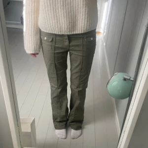 Gröna byxor  - Lågmidjade byxor från hm. Säljs inte längre. Storlek 40 men skulle säga att dom är lite mindre i storleken.