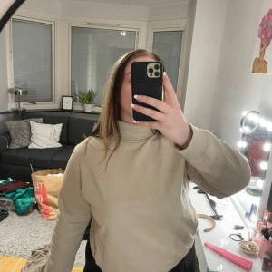 Sweater med polo - Ljus sweater med polo, samt fickor på sidorna. Små små noppor som syns på nära håll, se sista bilden.