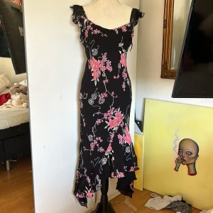 Långklänning med blommor  - Fin svart långklänning med rosa blommor från Florence+Fred, storlek S/M
