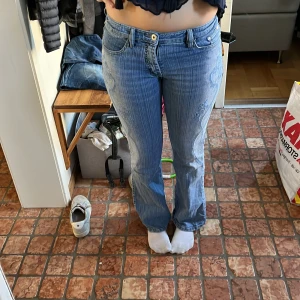Skit snygga Jeans med mönster💞 - Jättesöta jeans från ”Edi jeans” 💞 Dom är egentligen midwaist, men passar som lowwaist på mig, de är också bootcut. Jag är 167 och dom passar mig bra, passar nog längre också💞 Skriv för fler bilder, mått eller frågor 💞