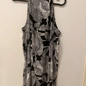 kort grå klänning - Bra kvalité och väldigt nice att ha hemma