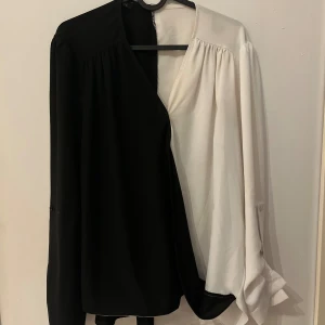 Svart vit blus - Den är ungefär helt ny fin och bra kvalité 