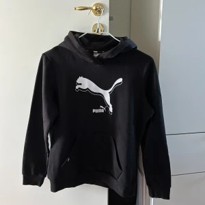 Hoodie Puma - Säljs pga för liten. Storlek M. Lagom mjuk insida men inget ludd som åker av. Använd ca 7 gånger. Lagom tunn, inget snöre och har framfickor. Inte nopprig, tvättad 1-2 gånger. OBS - inte oversized! 