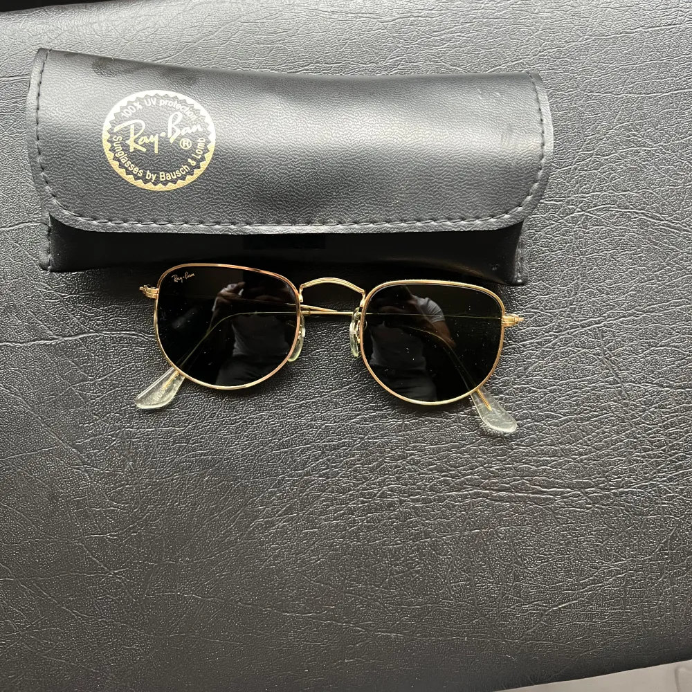 Säljer nu ett par Rayban Frank i prima skick. Guldig ram och svart spegel glas. Nypriss runt 1300. Case ingår.  Priset är inte hugget i sten. Hör av er vid frågor. . Accessoarer.