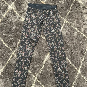 Blommiga tights  - Bra skick knappt andvända