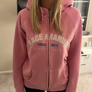 Hoodie  - Säljer denna då den inte kommer till användning pris kan diskuteras 