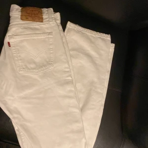 Vita levi’s - Hej säljer nu dessa fina vita levi’s jeans på grund av att de är förstora. Nästan som nya.  Hör av er för mer information 