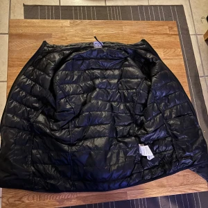 Svart dunjacka från EA7 - Säljer nu min EA7 jacka som inte längre används men är i bra skick. Skulle säga 7/10 i skick och pris kan diskuteras