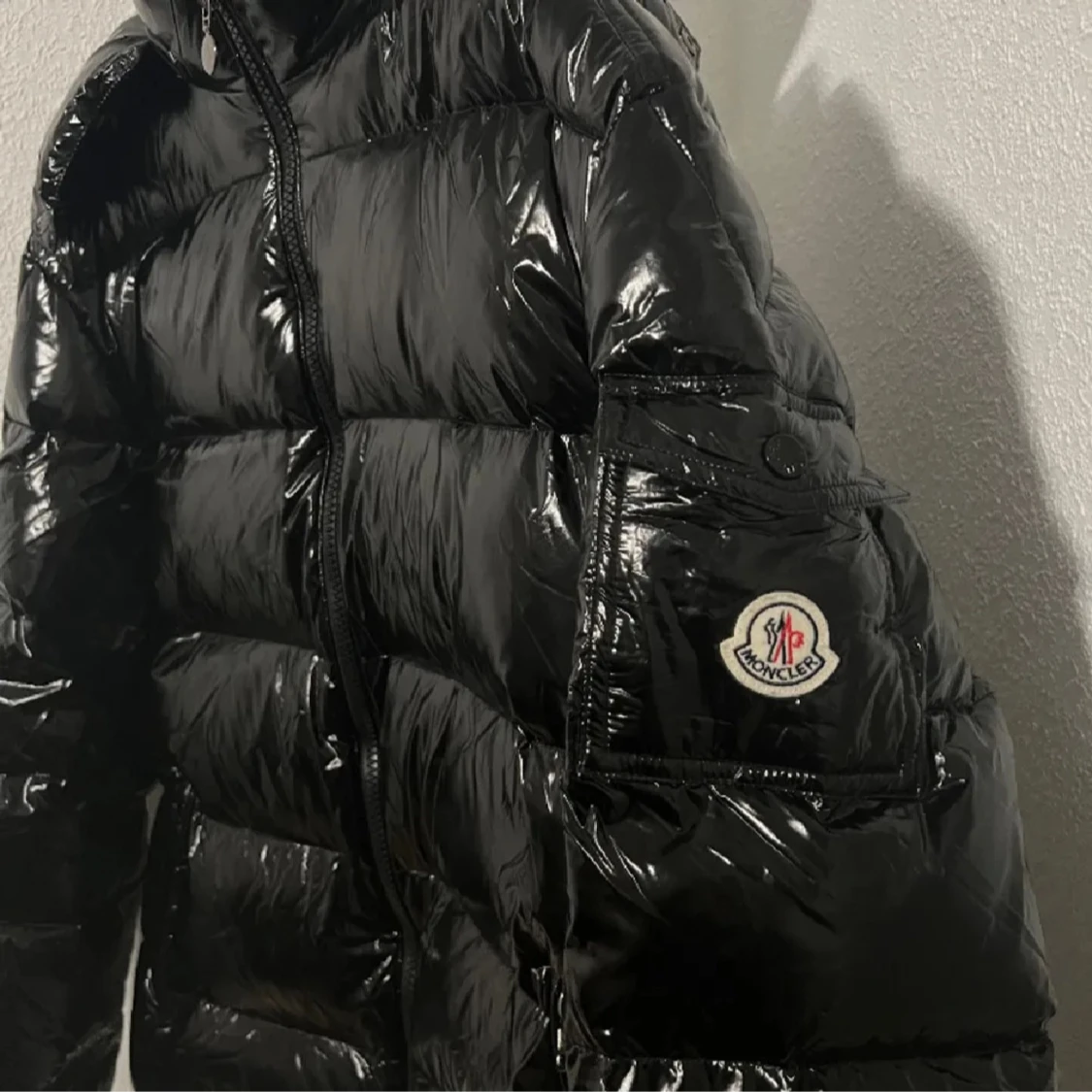 Svart glansig pufferjacka från Moncler - 90