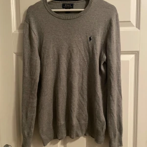 Ralph Lauren Crewneck - Säljer denna Ralph Lauren crewnecken i storlek S/XS. Tröjan är i bra skick förutom ett litet hål på ryggen därav priset.💰