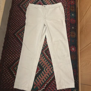 Linne chinos  - Säljer ett par linne chinos storlek 30/30 i beige. Stilrena, bekväma och i bra skick. Perfekt passform för vardag eller uppklätt!