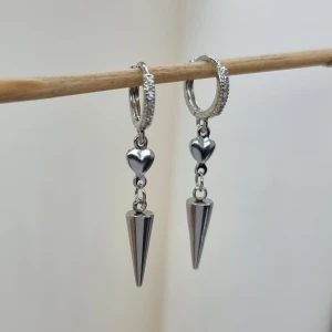 Handgjorda örhängen - Handgjorda örhängen●Följ :@ekjewelryofficial🤲 ● 💎Material- 100% rostfritt stål ●Örhängeskrokar -rostfritt stål och kristall. Nickel fri. Längd -4cm. Vattentåliga, ändrar inte färgen! 