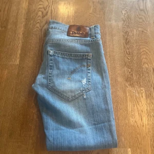 Dondup Jeans (Slitningar) - Säljer pga dom är för små. Strlk 28✅ Skick 8/10✅ Inga återbetalningar.🙌 Några frågor så skriv bara! Passar dig som 160-166!