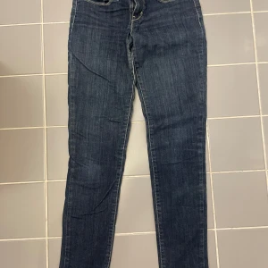 Lågmidjade jeans Levis - Inte använda på flera år men i fint skick. Låg midja och smala jeans. 25x32