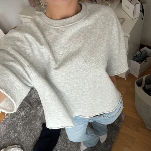 Zara tröja  - Jätte fin tröja som är avklippt i ärmar och runt magen, de är så den ska vara, jag har INTE klippt själv de är tröjan som ska vara så! Säljer pga inte använt den💕 den är helt oanvänd så i jätte bra skick!