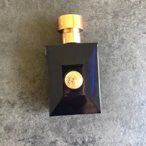 Versace Dylan Blue  - Versace Dylan Blue  En riktigt fin doft som funkar året om. Ca 35-40 ml kvar, köpt på kicks orginalpris 880kr