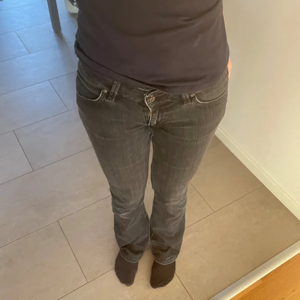 Köp direkt för 390kr! Svarta Lågmidjade Bootcut/Straight Jeans Från LEE.  W27 L31. Inga defekter/tecken på användning💞🫶🏼 pris kan diskuteras . Jeans & Byxor.