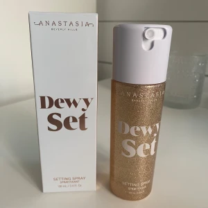 Anastasia Dewy Set - Säljer detta glowy setting spray från Anastasia Beverly Hills. Använd 2 gånger, som ny