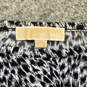 MK Klänning  - Jättesnygg klänning man kan styla snyggt. Super bra skick , knappt använd. Köpt för nått tusen, från Michael kors💖