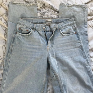 Jeans från gina - Säljer mina fina blåa jeans från gina. Ljusblå och fin färg, storlek 32. Dem är straight/lite baggy. Lite slitningar vid bakfickorna och längst ner vid benen men som bara är snyggt. Det finns lite fläckar längst ned vid benen men som inte märks av❣️