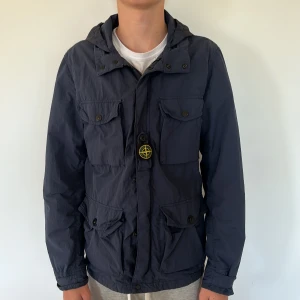 Stone island jacka - Säljer denna perfekta jacka. Storleken är i junior men passar mig som är 178cm.  Köpt för 5500kr på Nk. Använd sparsamt!