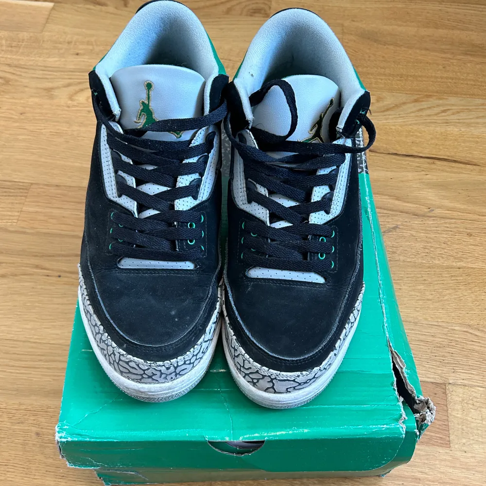 Jordan 3 pine green i ok skick. Sulorna är ganska slitna men skorna är i övrigt bra skick. Box ingår.. Skor.