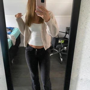 Lågmidjade bootcut jeans - Jättefina men används inte längre, stl 32/34